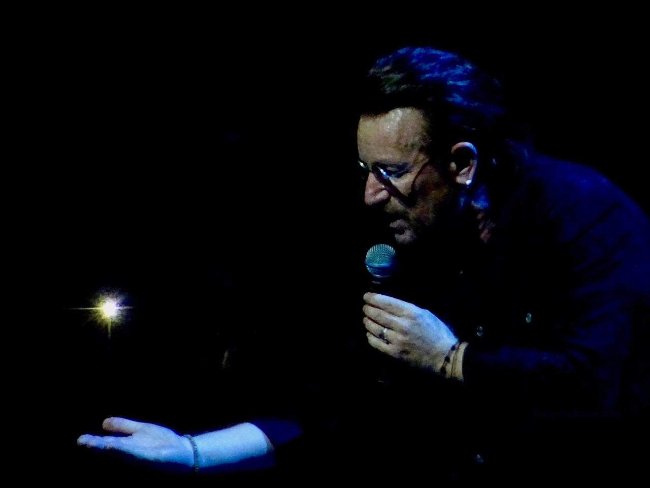 Bono holding star U2 eXPERIENCE & iNNOCENCE Tour NJ June 29 2018