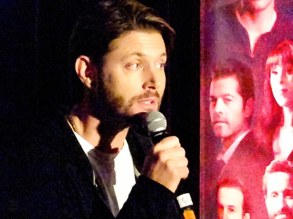 Jensen Ackles Red Banner Supernatural Convention Vancouver Oct 2022 Jensen Ackles Red Banner Supernatural Convention Vancouver Oct 2022